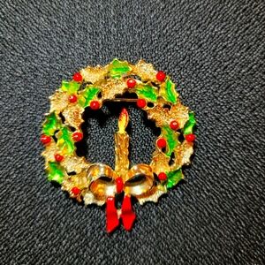 Gerry's Vintage Holiday Wreath with Berries and Candle Brooch